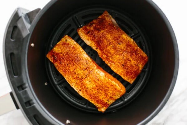 An air fryer with salmon in it