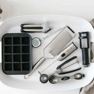I'm sharing my 8 favorite and very useful kitchen gadgets that I consider must haves. They're minimal, simple and will make your life easier in the kitchen. Perfect for a minimalist, organized and decluttered kitchen!